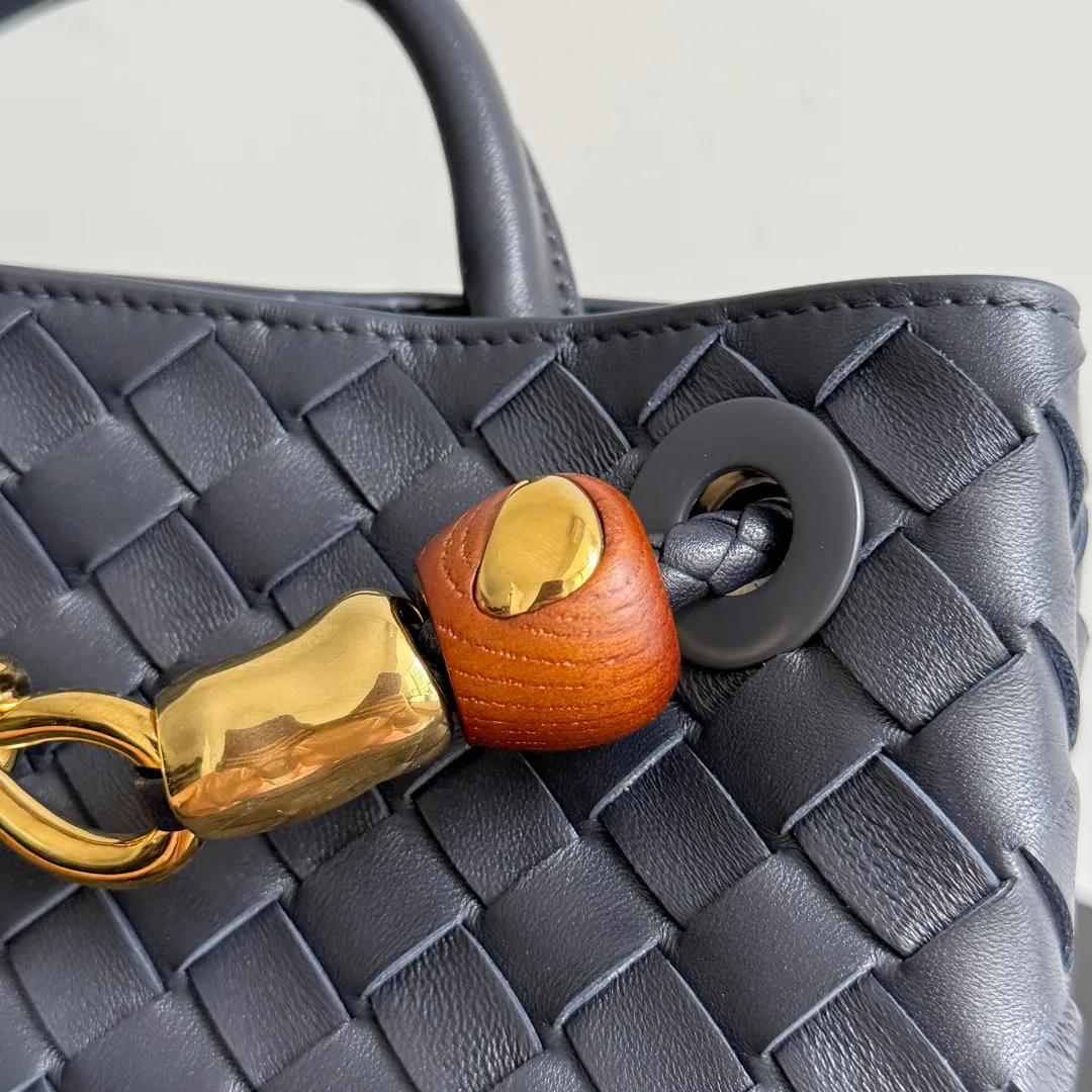 The new Andiamo batch of 3060 BV is shipped‼ ️The classic intercciato weaving process is used to create a soft bag, the metal knot is made of micro-cast aluminum using jewelry technology🪢, and the decorative beads are made of metal and hand-polished oak, allowing you to jump repeatedly between elegance and fun💃, making it unpredictable. Classic and versatile, it shows off your temperament, and the bag has a large capacity, making it very convenient for daily commuting! It has a variety of carrying methods, the shoulder straps can be adjusted by yourself, the original lambskin feels soft and delicate, and the unisex style breaks gender boundaries and brings a more practical and long-lasting use experience. The Andiamo, which has both elegant and casual styles, perfectly interprets the "fashionable old money style". Style number: 743568+wood hardware Color: space blue gold buckle Size: 25*22*10.5cm